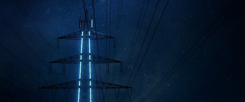 Strommast mit Mobilfunkantenne Strommast mit Mobilfunkantenne in der Nacht.